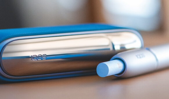 Man holding IQOS