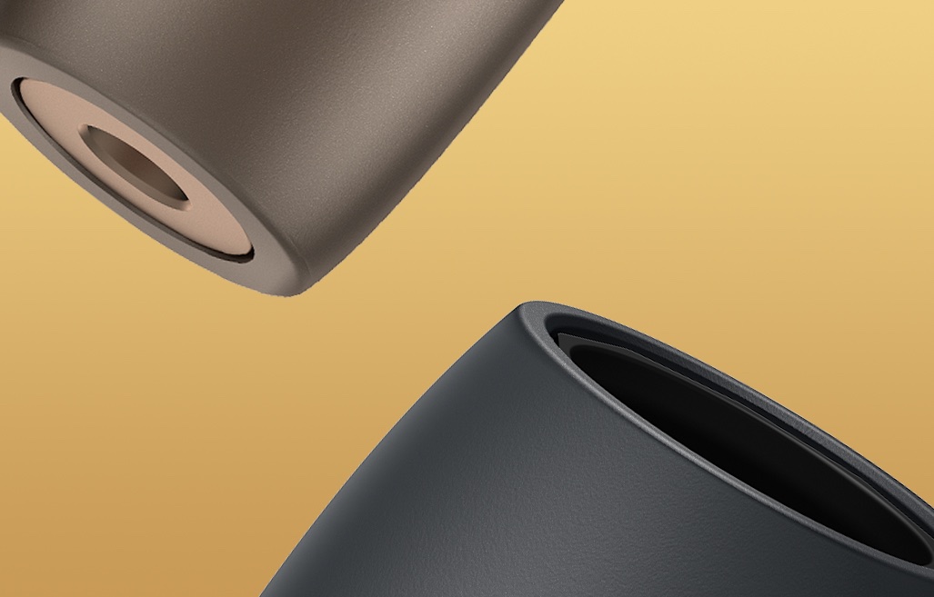 Man holding IQOS