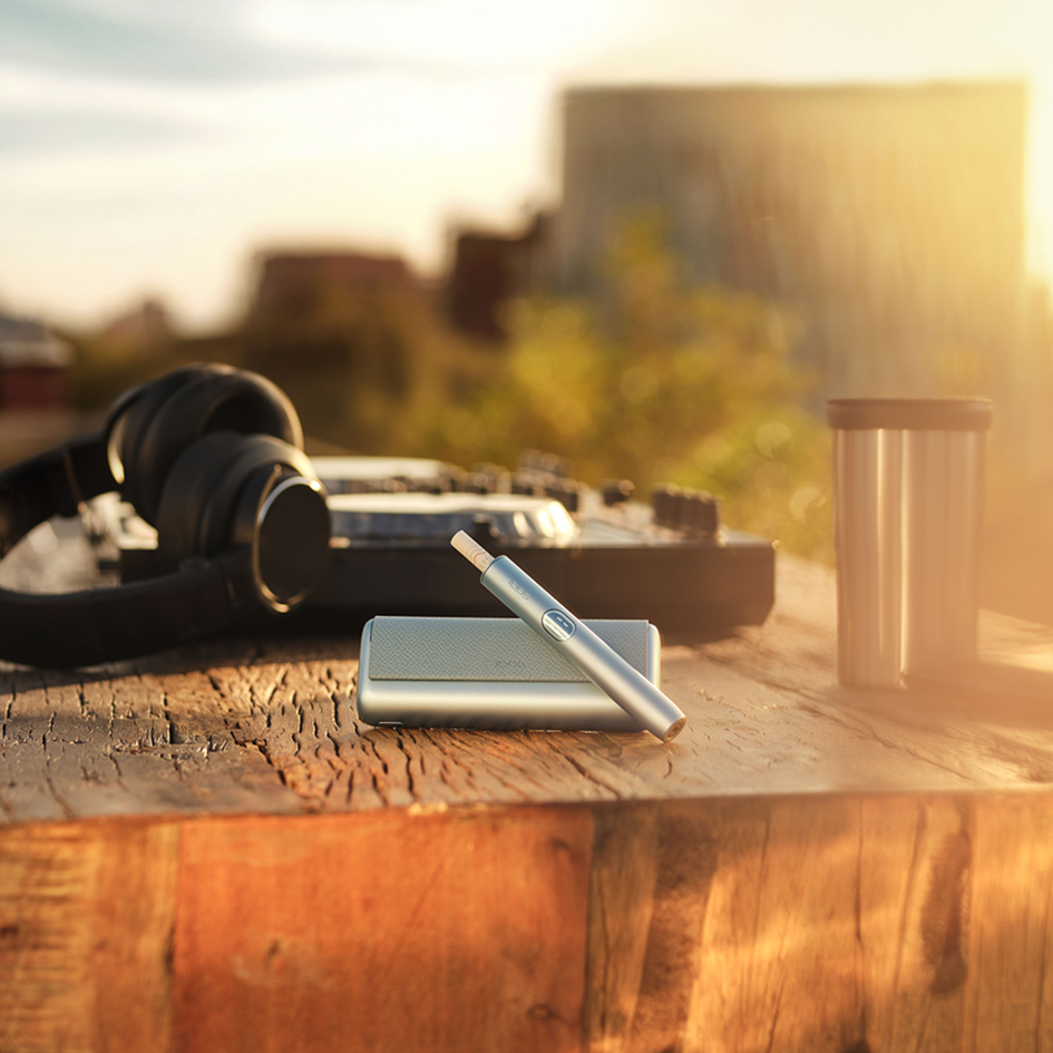 An illustration showing the IQOS ILUMA device.