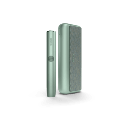 מחזיק ומטען נייד של IQOS ILUMA PRIME בצבע ירוק.