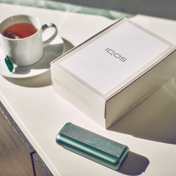 An IQOS box and IQOS ILUMA PRIME on a table.